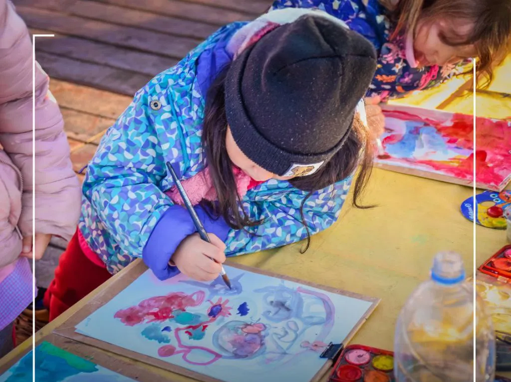 Niños participan de actividades artísticas durante el invierno en Ushuaia
