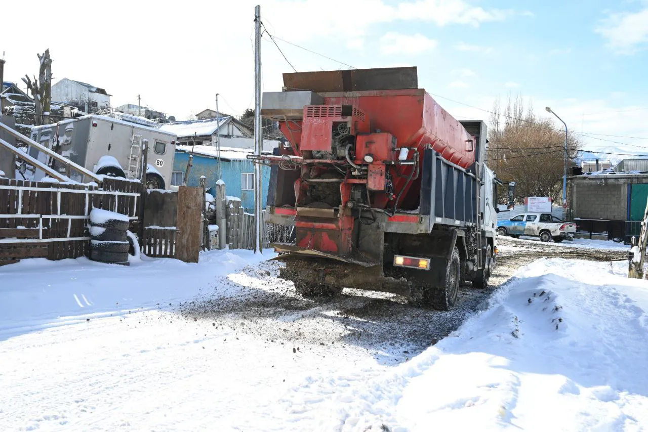 Avanzan los trabajos de despeje y limpieza de nieve en toda la ciudad de Ushuaia (3)