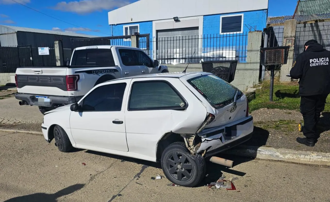 Conductora perdió el control de su automóvil y chocó contra dos vehículos estacionados (1)