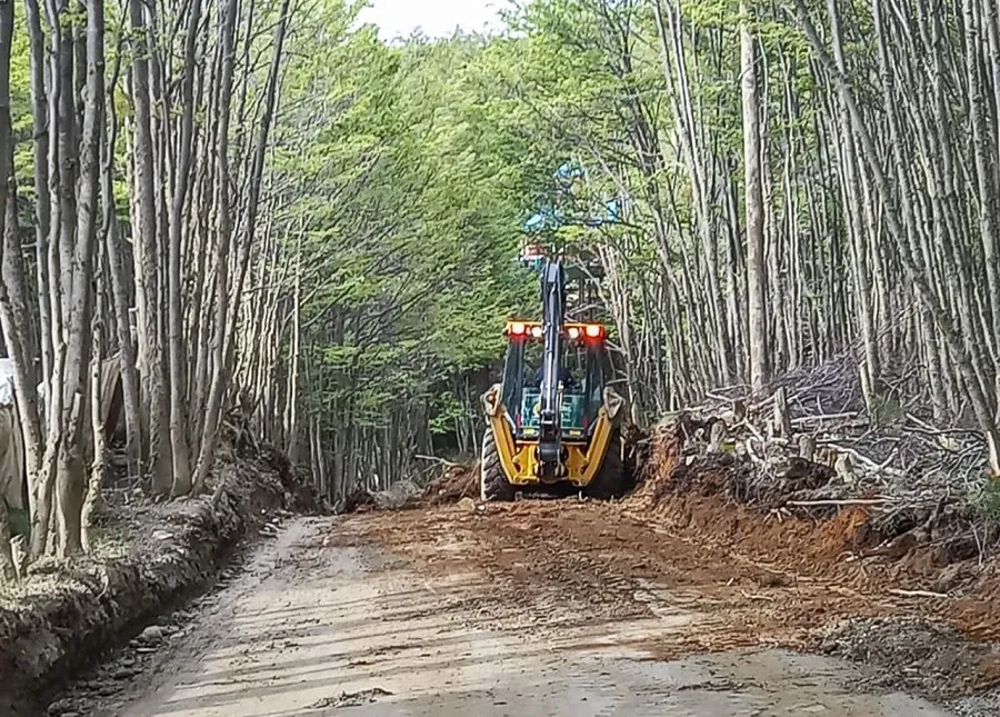 Iniciaron trabajos de mantenimiento sobre la calle principal del B° Dos Banderas (1)