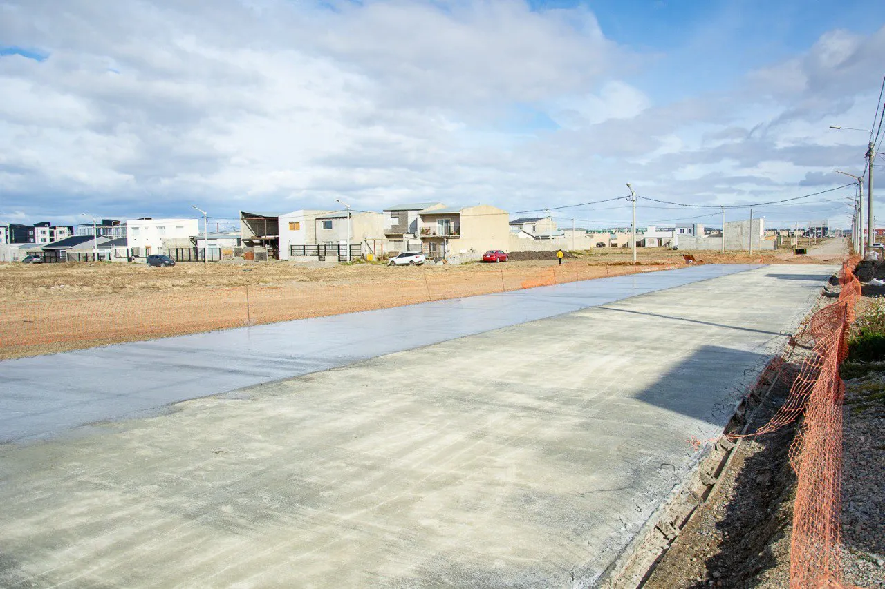 Continúan los trabajos de pavimentación en diversos sectores del B° San Martín