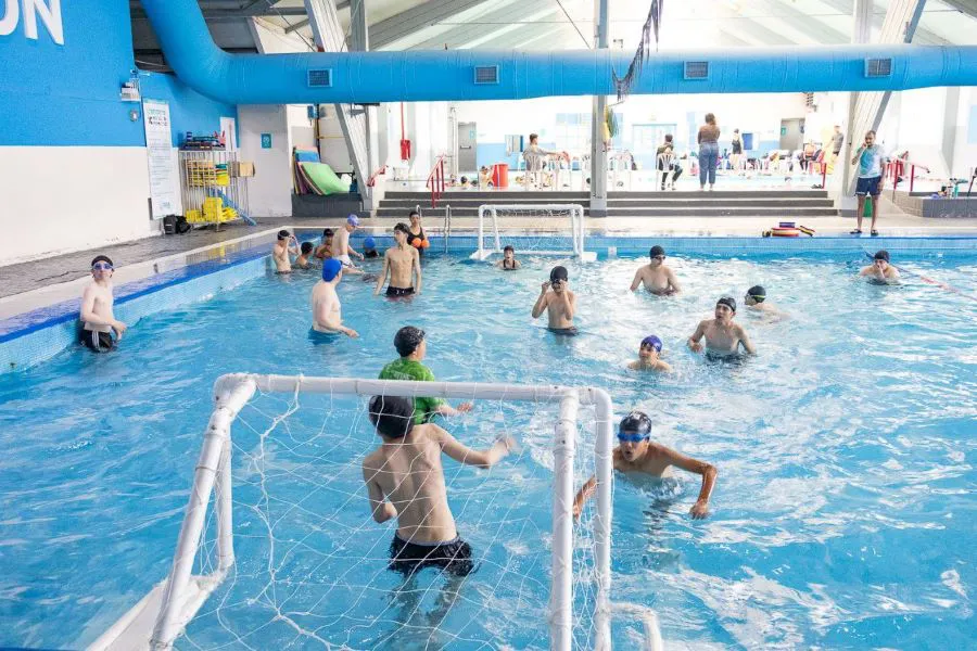 El natatorio municipal es sede de numerosas actividades del verano riograndense