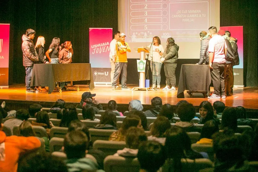 Estudiantes de colegios secundarios participaron de la trivia “100 Ushuaienses Dicen” (2)
