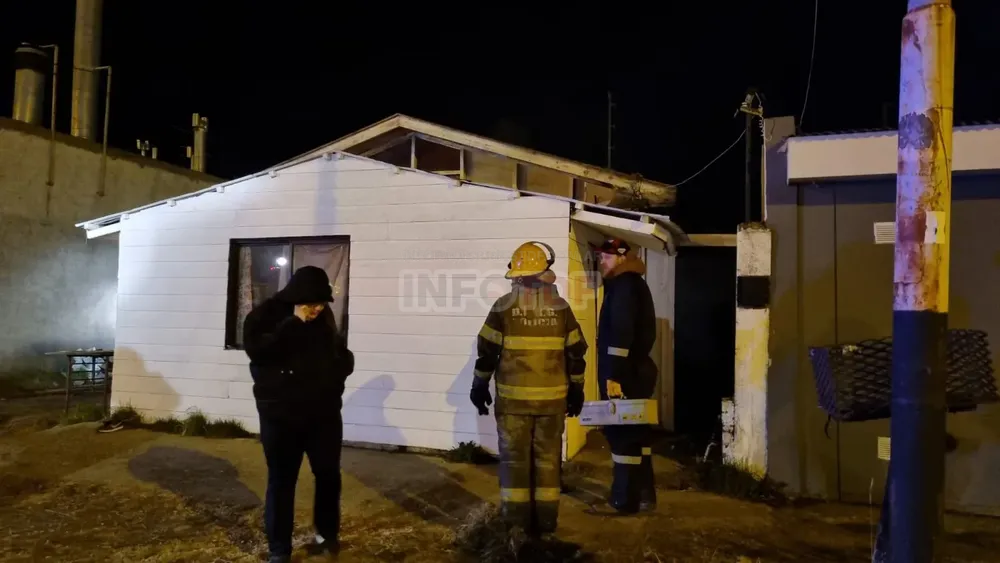 Un incendio arrasó con una casilla sobre calle 25 de Mayo al 1500 (10)