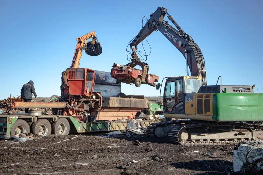 Avanzan los trabajos de remoción de chatarra abandonada en la ciudad