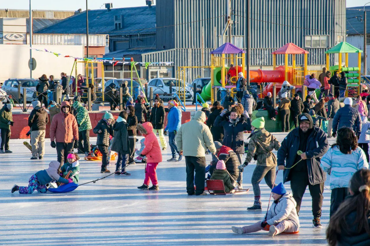 Cientos de familias disfrutaron de juegos en la Pista de Patinaje sobre Hielo (1)