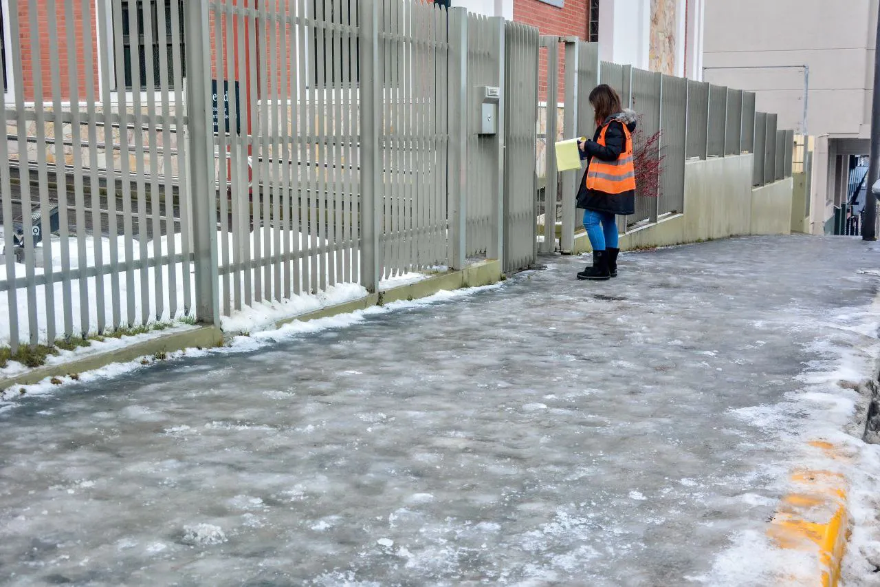 Inspectores notifican a frentistas que deben retirar la nieve y el hielo de sus veredas