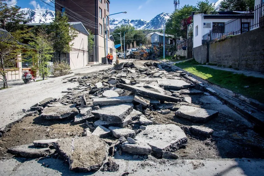 Se lleva adelante un trabajo de recuperación y repavimentación de calle Solís en Ushuaia