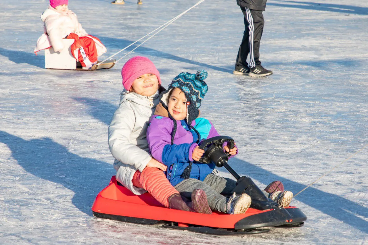 Convocan a las familias a disfrutar de una jornada de juegos en la pista de patinaje (2)