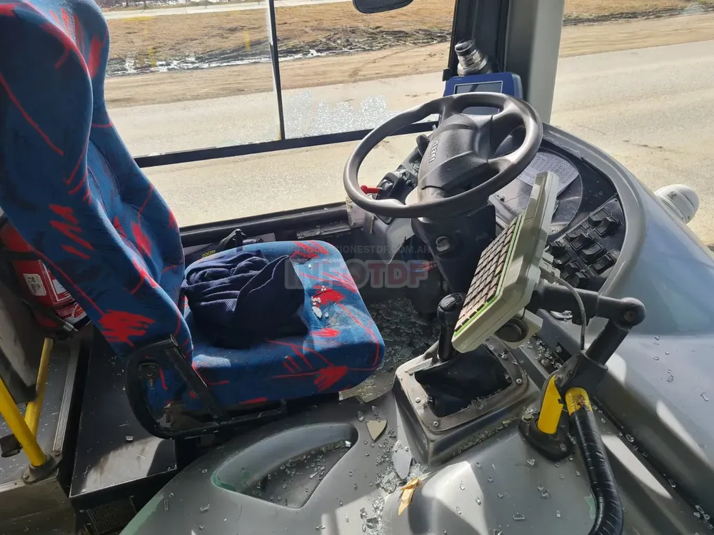 Colectivero resultó herido luego de un insólito accidente de tránsito (2)
