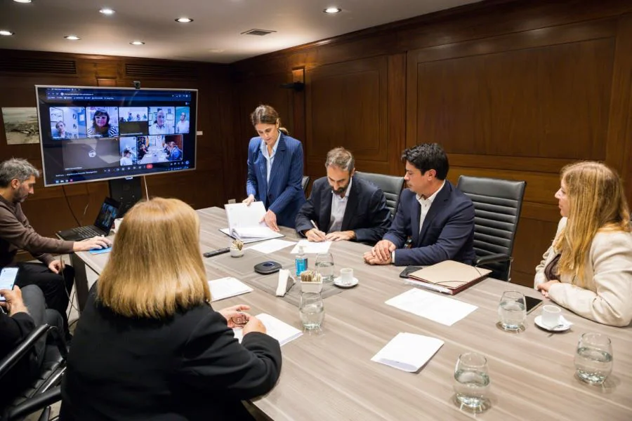 Firma del convenio por las áreas petroleras