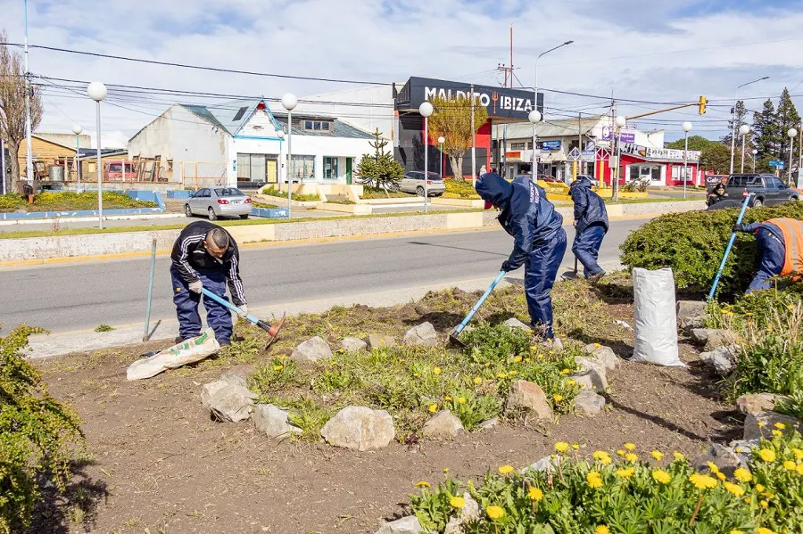 Avanzan los trabajos del personal sobre en espacios públicos de Río Grande