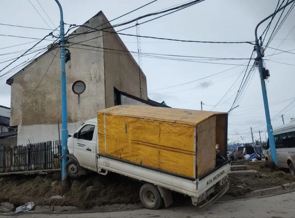 Joven totalmente alcoholizado chocó su camión contra una columna en Ushuaia
