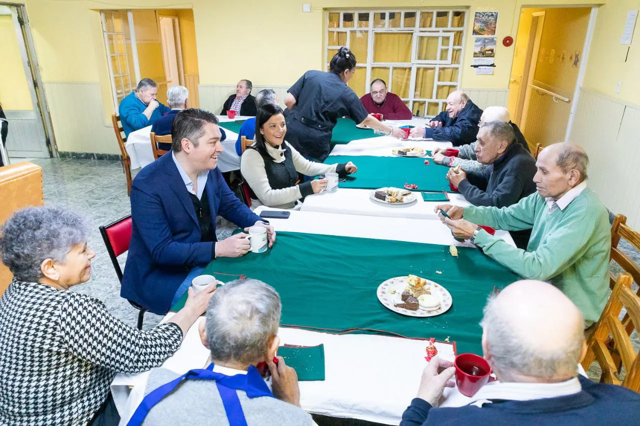 Residentes del hogar “San Vicente de Paul” fueron agasajados por el Intendente (1)