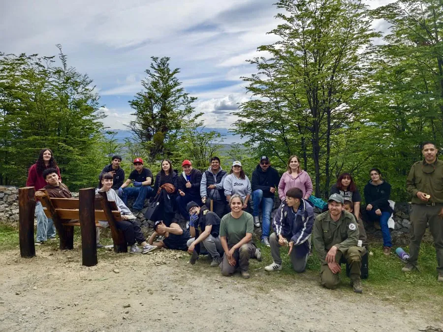 Estudiantes del bachillerato de Oficios realizan mejoras del mirador del Cerro Jeujepen (2)
