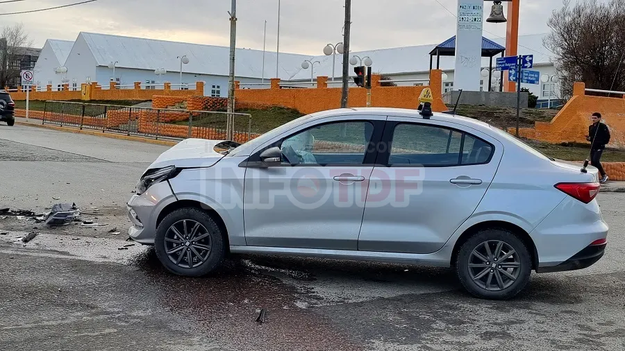 Taxista habría cruzado el semáforo en rojo y protagonizó un violento choque (6)
