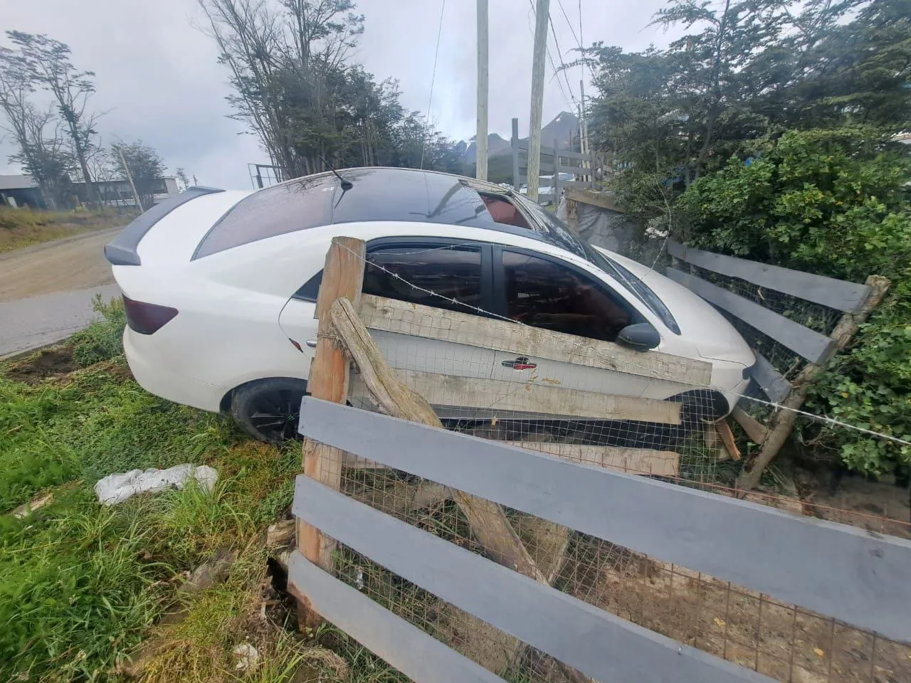 Conductor en estado de ebriedad provocó un despiste y terminó contra un cerco