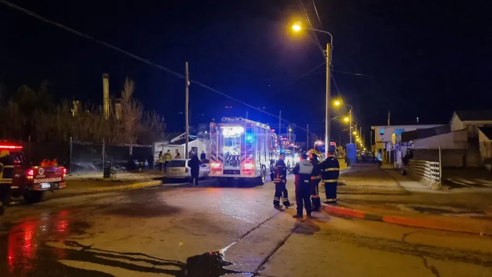 Un incendio arrasó con una casilla sobre calle 25 de Mayo al 1500 (3)