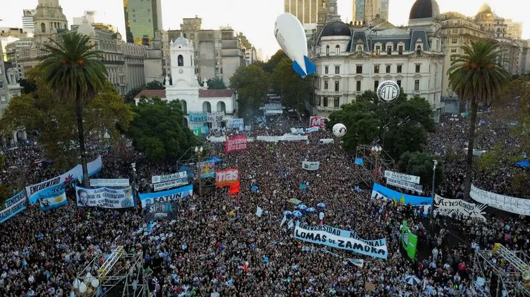 Masiva marcha por universidades públicas concluyó con un acto en Plaza de Mayo