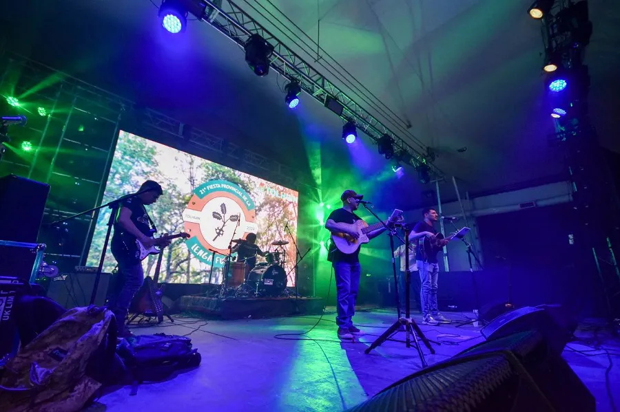 photo_5113916043956433047_y