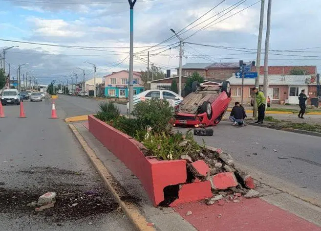 Conductor borracho chocó contra un cantero y terminó volcando