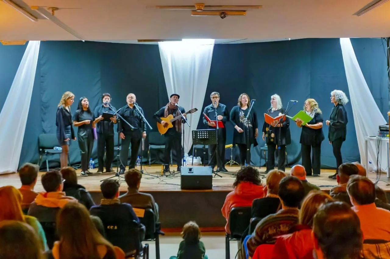 Se presentaron en el Alem los coros “Corresponsables del Barrio” y “Anan” (1)