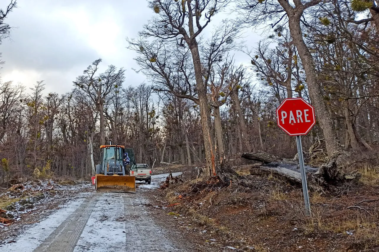 Trabajos de mantenimiento sobre la Ruta 119 camino a Laguna Bombilla (1)
