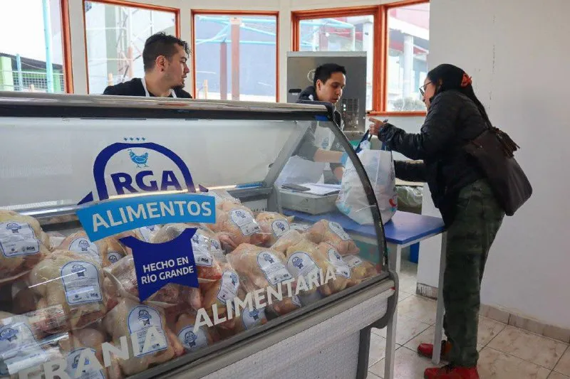 Los pollos frescos de RGA Alimentos desembarcaron en la ciudad de Tolhuin