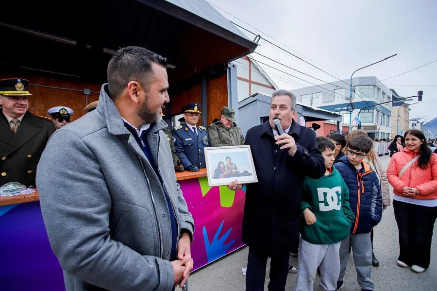 Una multitud acompañó el desfile por los 140 años de la ciudad de Ushuaia  (1)