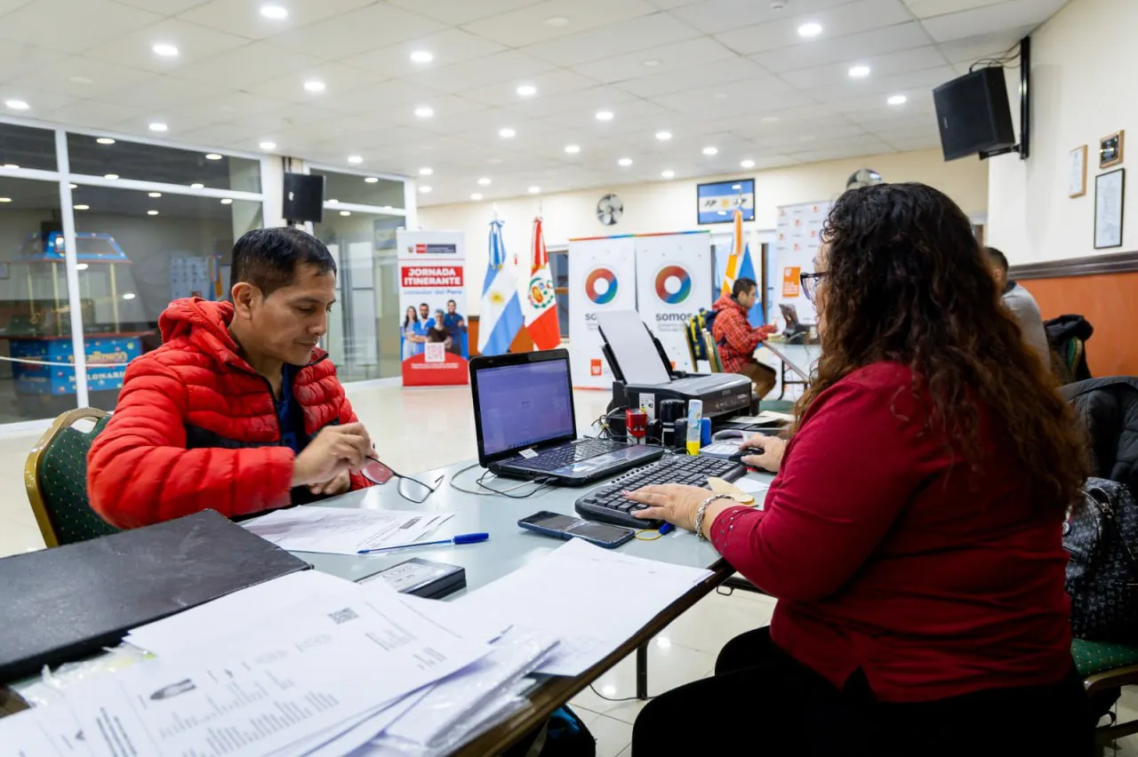 Residentes peruanos realizaron diversos trámites en el consulado itinerante en Ushuaia (1)