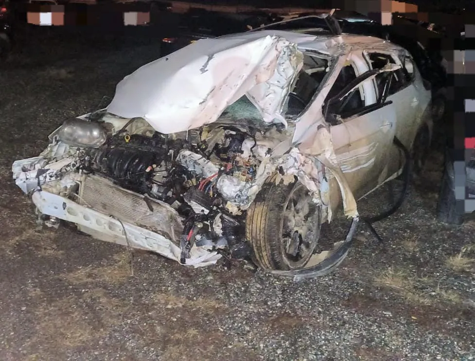 Conductor perdió el control y chocó contra un camión a gran velocidad (1)