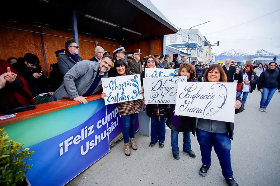 Una multitud acompañó el desfile por los 140 años de la ciudad de Ushuaia  (2)
