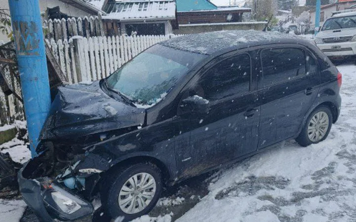 No pudo frenar y terminó chocando contra un poste dejando un menor hospitalizado