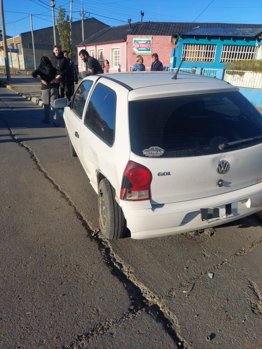 Chocó contra un automóvil estacionado tras una mala maniobra y terminó volcando  (2)