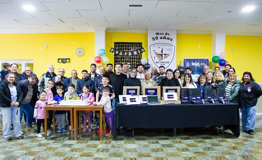 El club Sportivo recibió del municipio equipamiento informático por su 56° Aniversario