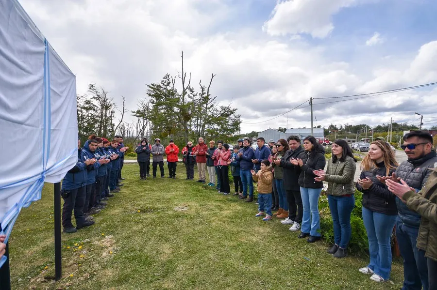 La plaza de Bomberos Voluntarios de Tolhuin ya cuenta con su propio cartel (3)