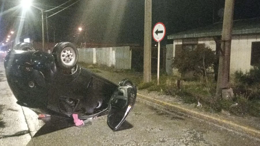 Conductora alcoholizada volcó tras chocar contra un poste