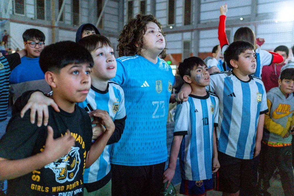 Cientos de fueguinos alentaron a la Argentina durante la Copa América  (6)
