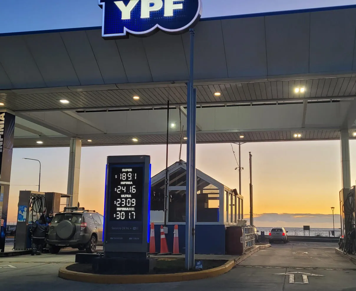 Este miércoles YPF incremento un 4,5 el valor de todos sus combustibles