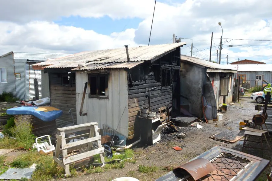 Dos viviendas fueron arrasadas por un incendio en el barrio Perón (2)