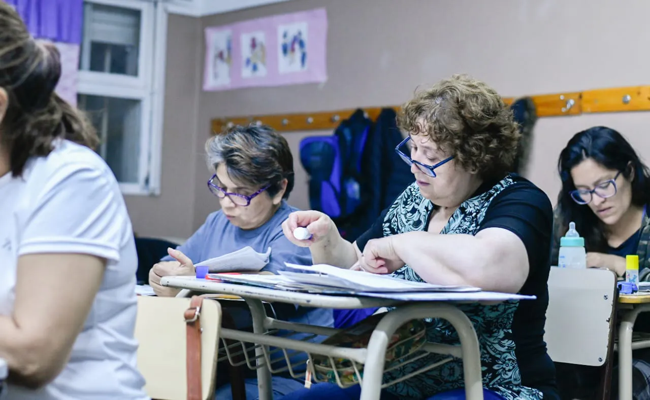 Habilitan inscripciones para que adultos logren finalizar el secundario