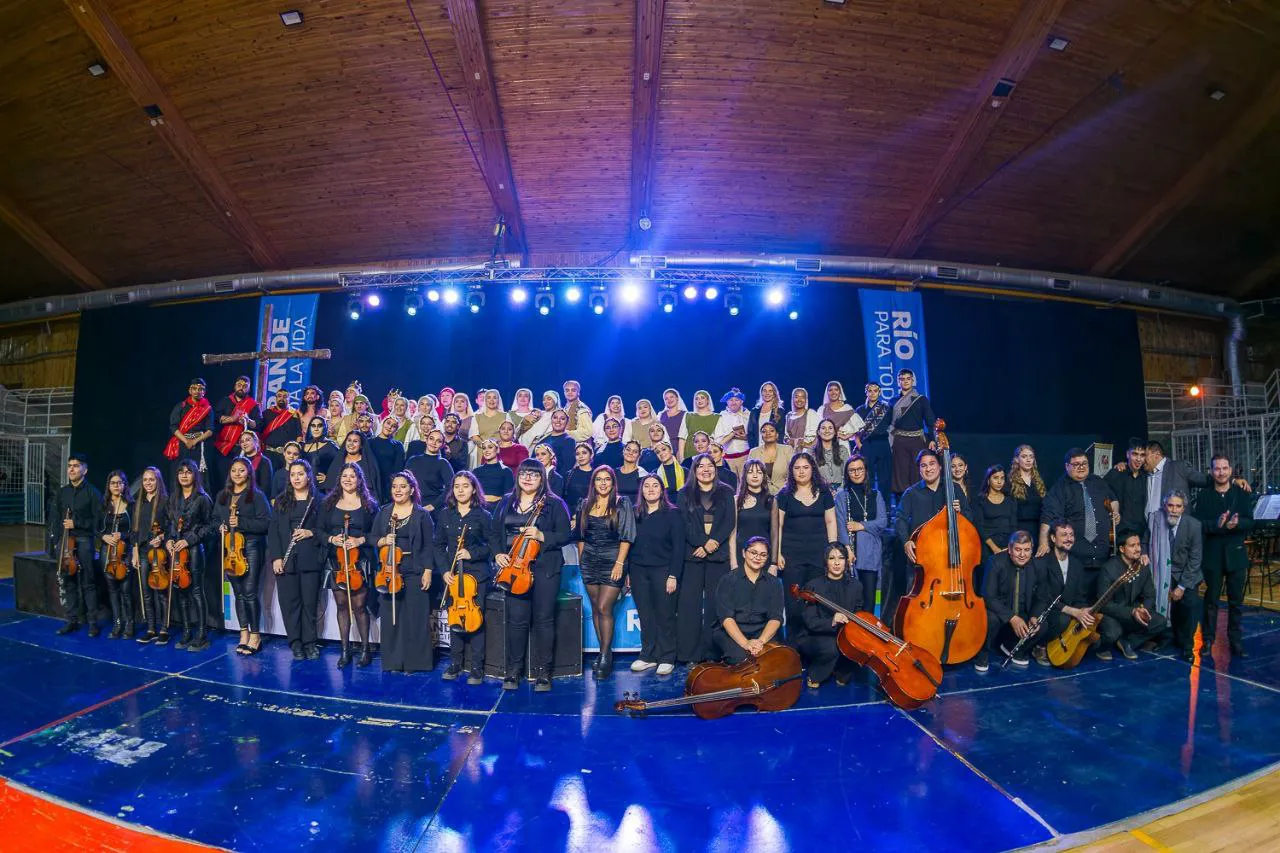 Más de 150 artistas se presentaron en escena en la obra musical Del Pesebre a la Cruz (3)