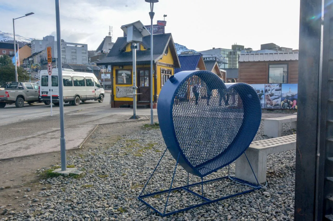 La fundación Garrahan colocó un “Corazón Solidario” de tapitas en la zona del Puerto (1)