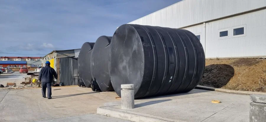 Tanques de agua que abastecerán a la pileta