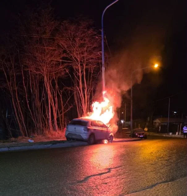 Conducía borracho, chocó contra una columna y se incendió el automóvil