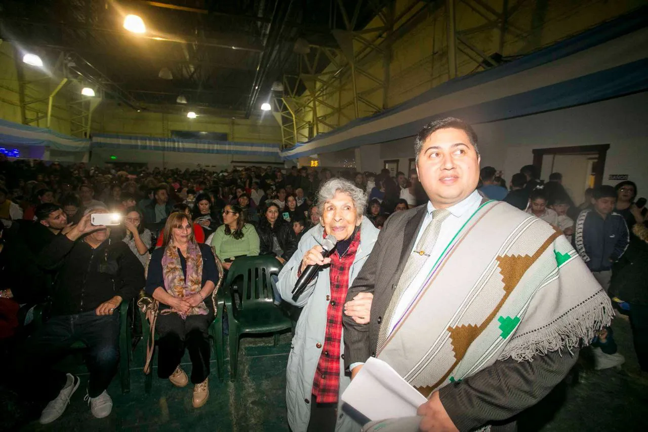 Vecinos de Ushuaia participaron de la vigilia folklórica “Esperando el 25” (5)
