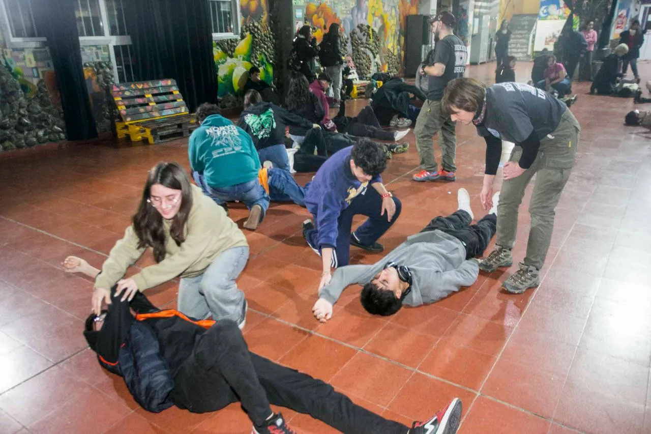 Realizan capacitación en RCP a alumnos y docentes del Polivalente de Arte de Ushuaia