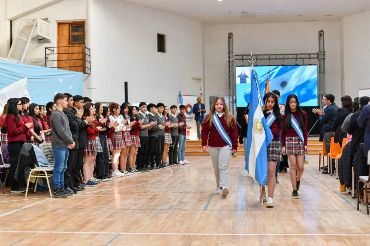 Estudiantes del secundario realizaron la promesa a la constitución provincial (4)