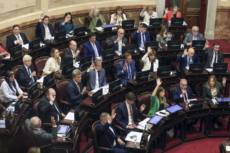 Senadores obtuvieron un nuevo aumento y pasarán a cobrar $9 millones mensuales