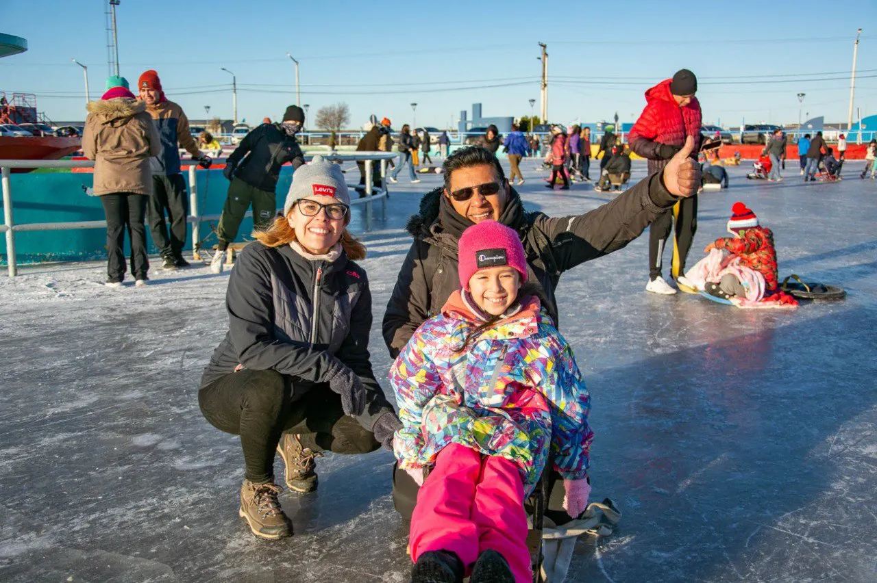 Cientos de familias disfrutaron de juegos en la Pista de Patinaje sobre Hielo (2)